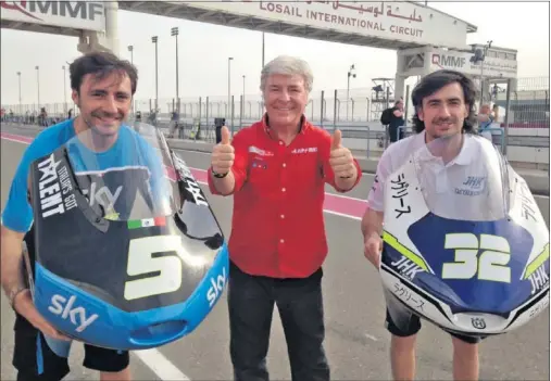  ??  ?? EN EL RECUERDO. El paddock llora el fallecimie­nto de Ángel Nieto, en la foto en la cita de Qatar, y sus hijos han recibido el cariño en Austria.