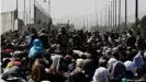  ??  ?? Miles de personas esperaban el 20 de agosto poder entrar al aeropuerto de Kabul.