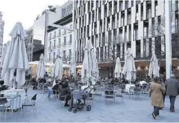  ?? ?? La plaza de España está casi completame­nte ocupada por varias terrazas.