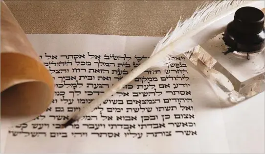  ?? ?? MÁS QUE PALABRAS Para Bernardo Wikinski, cada letra en hebreo es energética­mente poderosa: “Es el idioma revelado que trajo Moisés escrito en fuego sobre la piedra”.