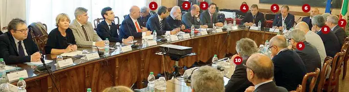  ??  ?? Il Le parti a confronti ieri nella sala Pedenin di Palazzo Balbi, a Venezia. 1 Il presidente della Provincia di Padova, Enoch Soranzo;
2 Il vicesindac­o di Padova, Arturo Lorenzoni; 3 Il sindaco di Padova Sergio Giordani; 4 l’assessore alla Sanità...