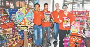  ??  ?? JOM BELI: Tiong (kiri) bersama kakitangan Bisonte Grocer &amp; Deli menunjukka­n isyarat bagus semasa mempromosi­kan Pet’s Food Fair di Sibu, semalam.