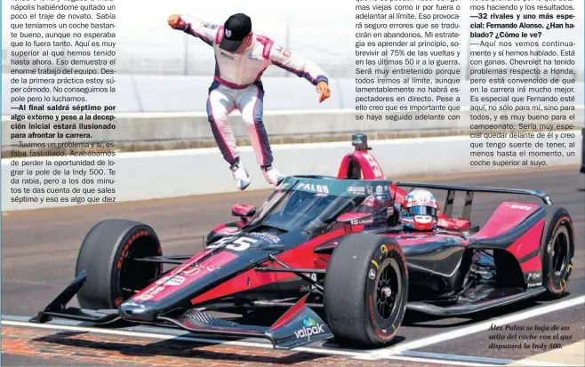  ??  ?? Álex Palou se baja de un salto del coche con el que disputará la Indy 500.
