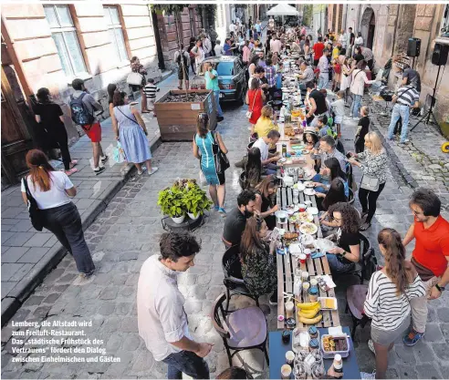  ??  ?? Lemberg, die Altstadt wird zum Freiluft-Restaurant.Das „städtische Frühstück des Vertrauens“fördert den Dialog zwischen Einheimisc­hen und Gästen