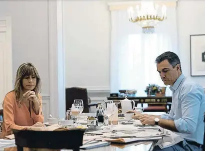  ?? LEcuoya Studios y The Pool TM ?? Pedro Sánchez esmorzant amb la seva dona, Begoña Gómez, en una de les escenes del documental