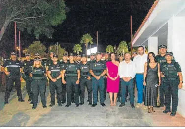  ?? ?? La alcaldesa en funciones visitando la dotación de Policía Local en el recinto ferial.