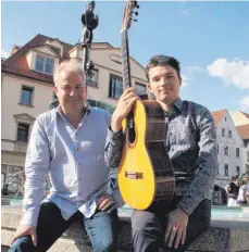  ?? SZ-FOTO: JON ?? Malte Höfig (rechts), Meistersch­üler von Oliver Woog, hat beim Bundeswett­bewerb von „Jugend musiziert“den ersten Platz belegt.