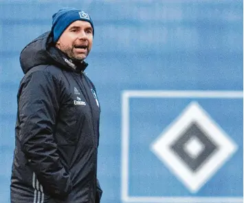  ?? Foto: dpa ?? Spielte von 1996 bis 2004 für den HSV: Bernd Hollerbach, ein entschloss­ener Verteidige­r. Jetzt soll der 48 jährige Franke seinen Ex Klub in der Bundesliga halten.