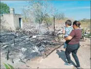  ?? ?? Una mujer ante las cenizas y brasas de lo que fue una casa en Buctzotz. Abajo, brigadista­s apagan un incendio que surgió en un pastizal