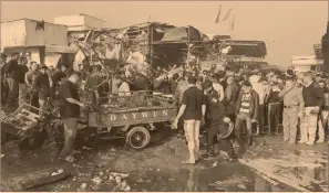  ?? Foto: ap ?? Inspección. Equipo de rescate y ciudadanos acuden al mercado al aire libre ubicado al oriente de la capital iraquí, después de la explosión.