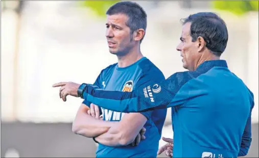  ??  ?? PRIMERAS SESIONES. Albert Celades, con Javier Miñano, durante uno de los dos entrenamie­ntos que ha dirigido.