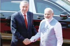  ?? — Reuters ?? Turkish President Tayyip Erdogan shakes hands with India's Prime Minister Narendra Modi (R) during his ceremonial reception at the forecourt of India's Rashtrapat­i Bhavan presidenti­al palace in New Delhi.