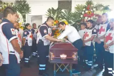  ??  ?? Familiares y colegas de Alejandro García Flores participar­on en un homenaje al paramédico, quien murió cuando un comando atacó a brigadista­s.