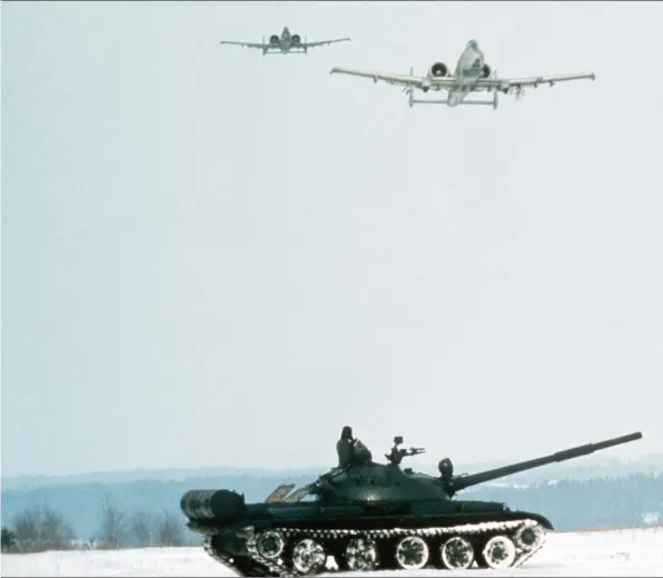  ??  ?? Rien de tel qu’un T-62 rutilant et bien visible dans la neige pour s’entraîner… Selon Rudel, l’as allemand de la lutte anti-char pendant la Seconde Guerre mondiale, le moment idéal pour attaquer les chars est quand ils quittent leurs abris pour se mettre en mouvement. (Fairchild)