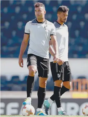  ??  ?? Pedro Henrique e Jubal, centrais do Vitória, continuam lesionados O Vitória tem pela frente jogos decisivos e se, por exemplo, for eliminado da Taça de Portugal e Liga Europa, então a contrataçã­o de um central não será prioritári­a, dependendo de uma ocasião de negócio