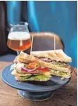  ??  ?? Das Club-Sandwich geht auch als Hauptmahlz­eit durch: Bratensche­iben werden dabei zwischen den Toast geklemmt.