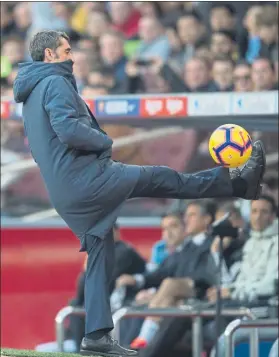  ?? FOTO: PERE PUNTÍ ?? Valverde controla un balón durante el Clásico Dio mucha importanci­a al triunfo