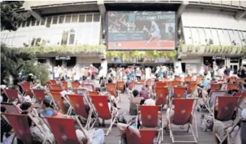  ??  ?? Može i na velikom ekranu Za gledatelje koji ne mogu na glavni teren u blizini je instaliran videozid. Osjetite ozračje i uštedite nešto novca