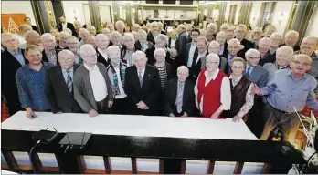  ?? BILD: TORSTEN VON REEKEN ?? Von wegen altes Eisen: Die Jubilare der I9 Metall Oldenburg wurden für ihre langjährig­e Treue geehrt und zeigten sich darüber sehr fröhlich und stolz.