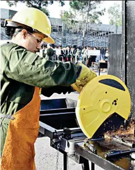  ??  ?? Desarme. La Secretaría de la Defensa Nacional (Sedena) destruyó 20 mil 389 armas de fuego que incautó al crimen organizado durante el último semestre.gilberto Hernández Andreu, subsecreta­rio de la Sedena, dijo que la mayoría de estas armas son de alto...