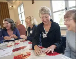  ??  ?? Un psychologu­e et un bénévole encadreron­t les ateliers collectifs.