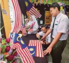  ??  ?? Satu daripada 56 kelas di SMK Sungai Besi yang dihiasi bendera Malaysia bersempena dengan Bulan Kebangsaan.