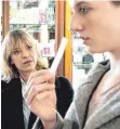  ?? FOTO: SWR/DPA ?? Ellen Berlinger (Heike Makatsch, links) versucht gemeinsam mit ihrer Zeugin Rosa (Henriette Nagel) herauszufi­nden, welches Parfum sie am Tatort gerochen hat.