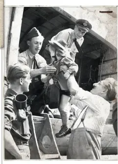  ??  ?? Et lille barn anbringes på et RAF Dakota-fly under Berlinblok­aden i 1948-1949. Veje og jernbanest­raekninger til byen blev spaerret, men Stalin turde ikke risikere vaebnede konflikter og lod luftrummet vaere åbent.