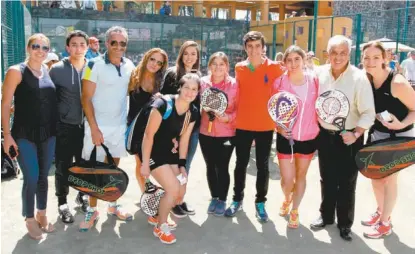  ??  ?? Grandes entusiasta­s del padel en México posan para la del recuerdo