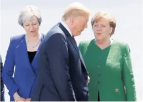  ??  ?? Theresa May, Donald Trump i Angela Merkel na zajedničko­m fotografir­anju u Kanadi