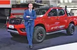  ??  ?? Arriba, Alfonso Albaisa, jefe de diseño de Nissan posa junto a la camioneta Frontier Attack. A la izquierda, Diego Vignati, Director General de Nissan Argentina, habló con Parabrisas sobre la producción de su pick-up en el país: "Estamos trabajando...