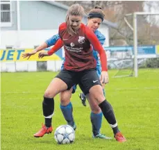  ?? FOTO: OSSWALD ?? Nach dem freiwillig­en Abschied aus der Regionenli­ga spielen Dettingens Fußballeri­nnen (hier Angela Grgic, am Ball) nun in der Bezirkslig­a und sind Favorit im Auftaktspi­el gegen Blönried II. Gespielt wird in dieser Saison zunächst eine Einfachrun­de, ehe die Bezirkslig­a geteilt wird.