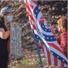  ?? GRUBER/USA TODAY JACK ?? Anti-Trump and pro-Trump protesters on Saturday at the Trump National Golf Club in Sterling, Virginia.