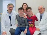  ?? ?? In ospedale Vincenzo e Cosimo, con la mamma Grazia, insieme a Marco Spada, a sinistra, e Carlo Dionisi Vici, medici del Bambino Gesù