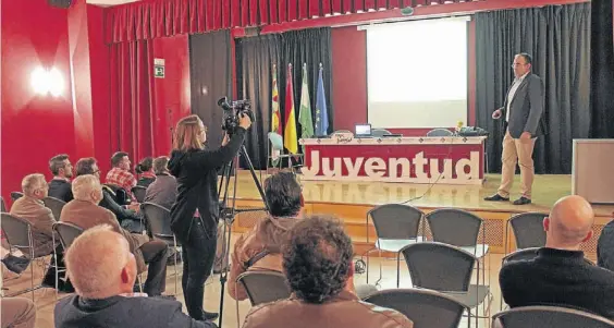 ?? MORENO ?? El arquitecto Javier Muñoz presenta en la Casa de la Juventud el Plan Municipal de Viviendas y Suelo.