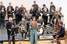  ?? FOTO: ISABELL ORGASSA ?? Besonderes Konzert: Das Avram-Ensemble mit der charismati­schen Sängerin Schirin Partowi und der Kammerchor Collegium Vocale.