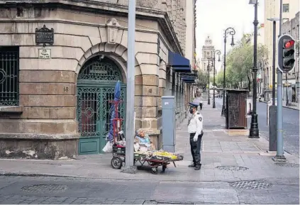  ?? FOTO: SHUTTERSTO­CK ?? > El Inegi informó que el comerció informal aumentó un 23 por ciento en México durante la pandemia, pero esto no implica que la subsistenc­ia haya sido más fácil para muchas personas.