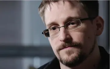  ??  ?? Edward Snowden, fost angajat al CIA şi fost colaborato­r al NSA