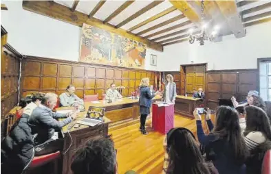  ?? EL PERIÓDICOI ?? Cajal toma el bastón de mando de Biescas tras prosperar la moción de censura del PSOE, CHA y la ex del PP.