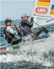  ?? Foto: Joao Costa Ferreira, Osga‰foto ?? Der Augsburger Segler Philipp Auten‰ rieth (rechts) in Aktion mit seinem Steu‰ ermann Simon Dietsch bei der Regatta in Portugal. Derzeit belegt das Team Rang elf.