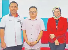  ??  ?? Rosshilah (right) with DPPUBS chief Zulkifili Joseph Teo (centre) and DPPUBS secretary general Sylvester Pantau.