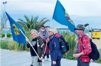  ?? ?? In centro e al mare
Bandiere tricolore e penne nere per le strade di Rimini e sulla spiaggia (sopra). All’adunata anche il generale Figliuolo (sotto)