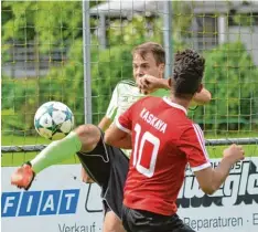  ?? Foto: Peter Kleist ?? Hier kann Ottmarings Ralf Nietsch gegen Pfersees Volkan Kaskaya klären – das Spiel endete mit einem für Ottmaring glückliche­n 1:1 Remis.