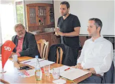  ?? FOTO: ANTHIA SCHMITT ?? Gemeindera­t Jürgen Witt aus Pfullendor­f, Landtagsab­geordneter Florian Wahl und Leon Hahn, Bundestags­kandidat im Bodenseekr­eis, sprechen beim Diskussion­snachmitta­g der SPD zu den Krankenhau­sstandorte­n im Landkreis mit den Bürgern.