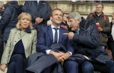  ??  ?? Emmanuel Macron au Puy du Fou, entouré de sa femme et de Philippe de Villiers.