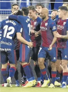  ?? LALIGA ?? Los jugadores del Huesca felicitan a Okazaki, autor del 2-0.