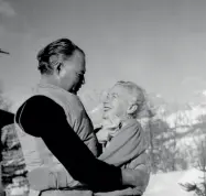  ??  ?? Nella Ernest Conca Hemingway a Cortina d’Ampezzo con la moglie Mary