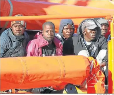  ?? ELVIRA URQUIJO A. / EFE ?? Varios inmigrante­s llegan al muelle de Arguineguí­n (Gran Canaria) rescatados por Salvamento Marítimo el domingo.