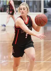  ?? ?? Hannah McKenzie heads to the basket for Warragul Warriors.