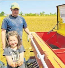  ?? FOTO: KARL-OTTO GAUGGEL ?? Alexander Dietz und seine Tochter Carla befüllen die Sämaschine mit dem Gemisch aus Linsen und Leindotter-Samen.